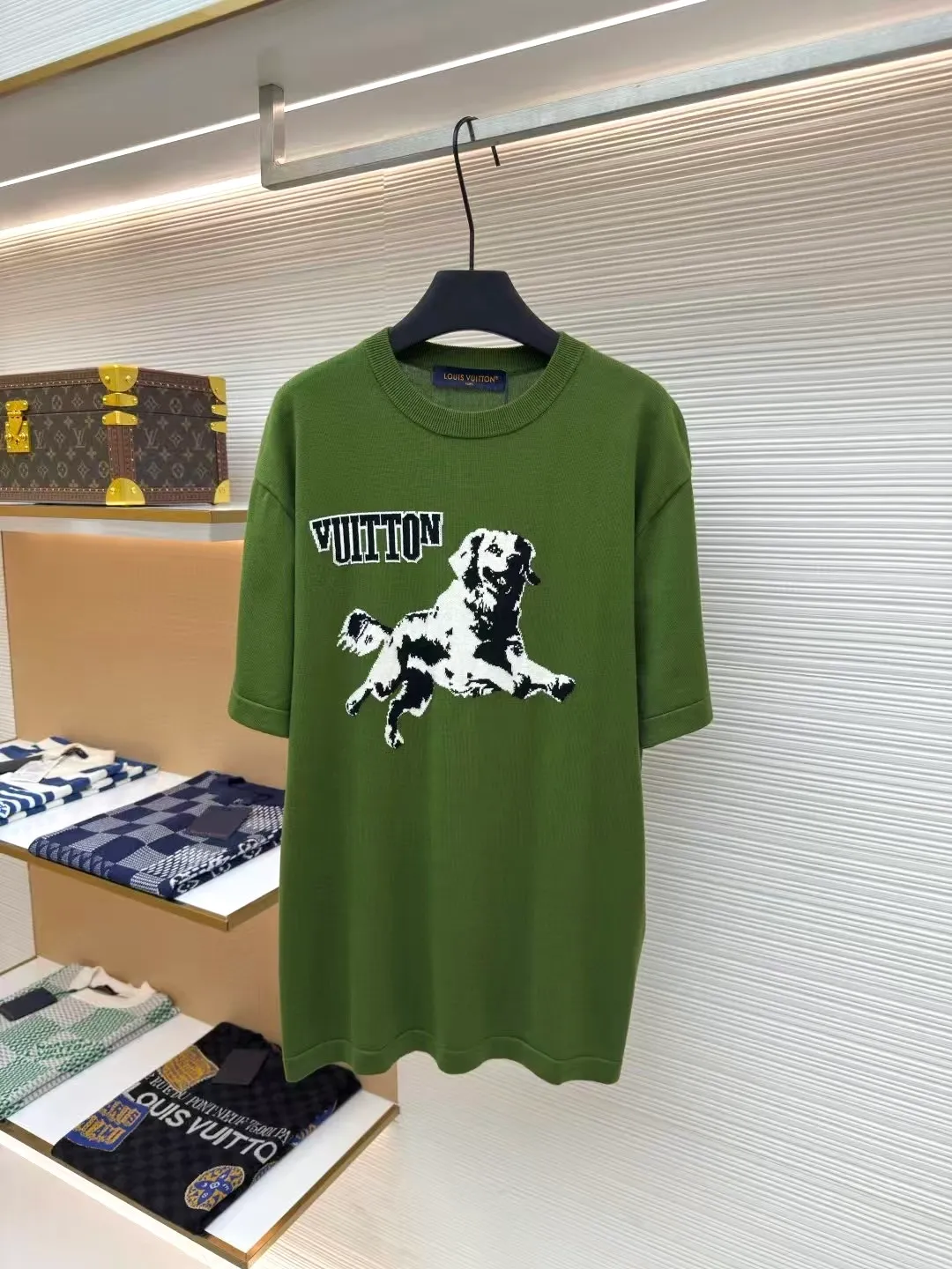 LOUIS VUITTON Golden Retriever Puppy Woolen Short Sleeves ●Authentic product: purchased and developed by 8706 ●Item number: 1680011-A65 ●Fabric: high-quality pure cotton ●Technology: Woolen ●Version: Fitted version ●Size: XS-S-M-L ●Description: It is made of high-quality pure cotton 14S fine knitted fabrics and wool hanging machines imported from Germany. The knitting threads are color-matched to the original garments, environmentally friendly fixed dyeing, and customized cotton yarns are introduced. The jacquard fabrics require fine yarn counts and extremely high requirements for raw cotton. The inlaid logo pattern on the chest and back is a pattern drawn by computer scanning. The pattern is exquisite and delicate. The jacquard is made of imported high-quality cotton yarn fabric with warp and weft interlaced to form a jacquard pattern structure. It is not only beautiful and elegant, but also has a certain artistic value. The overall wiring is straight and delicate. The fabric is comfortable and soft. The color is consistent and there is no color difference. The overall wiring is straight and delicate. It can be matched with the same style to create a fashionable look and control various occasions. Customized accessories, complete with three standards, same style for men and women!